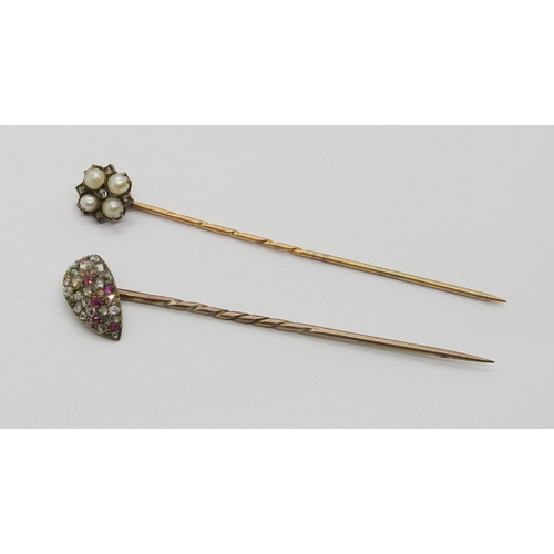 397 - A mixed group of jewellery to include a ruby and rose-cut diamond stick pin, a further quatrefoil pe... 