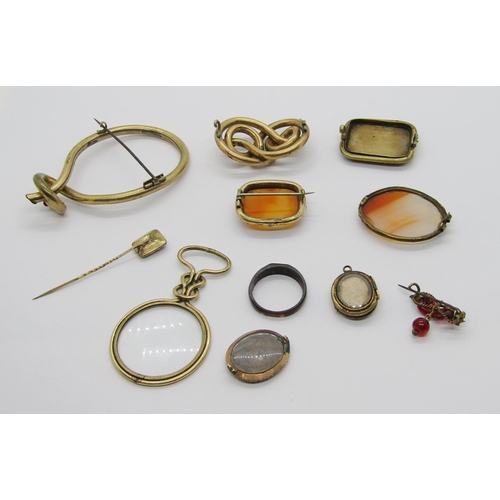 402 - Mixed collection of antique gilt / yellow metal jewellery to include a mourning brooch containing pl... 