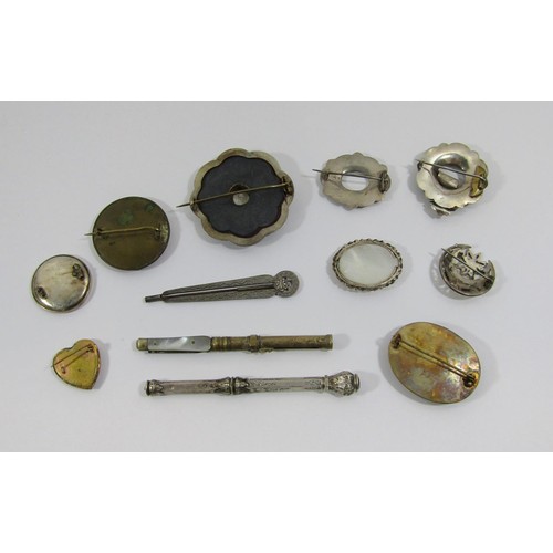 429 - Collection of antique jewellery to include three Victorian Scottish white metal agate 'pebble' brooc... 