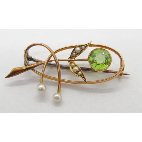 320 - Edwardian 15ct peridot and seed pearl brooch, 3.4cm W approx, 3.3g