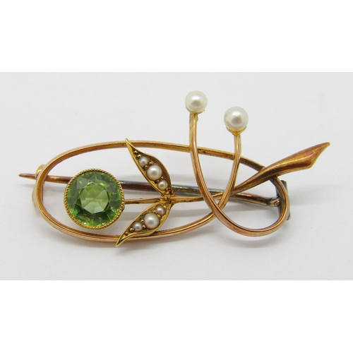 320 - Edwardian 15ct peridot and seed pearl brooch, 3.4cm W approx, 3.3g