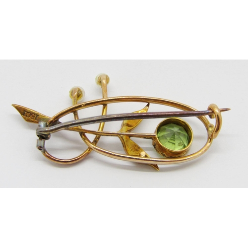 320 - Edwardian 15ct peridot and seed pearl brooch, 3.4cm W approx, 3.3g