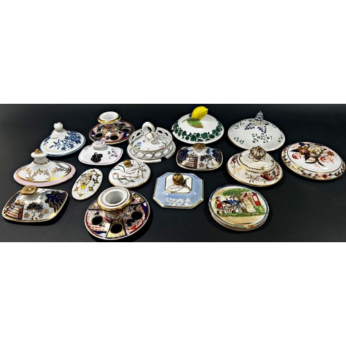 34 - A mixed collection of 30 18th century and later porcelain pot lids of varying form and design, Engli... 