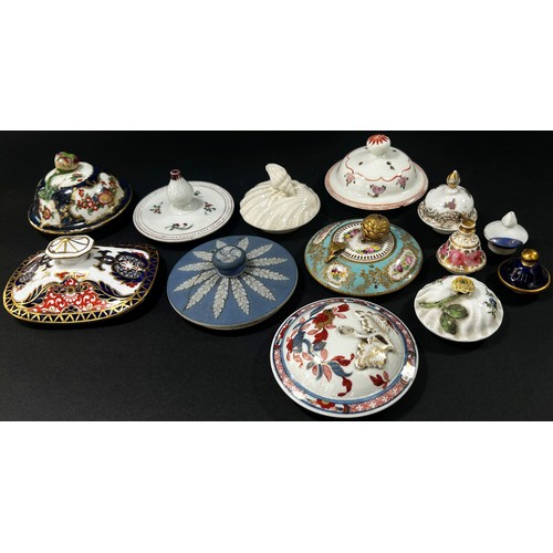 34 - A mixed collection of 30 18th century and later porcelain pot lids of varying form and design, Engli... 