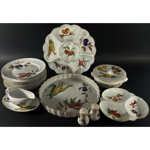 94 - A mixed quantity of Royal Worcester Evesham pattern porcelain dinnerwares (quantity)