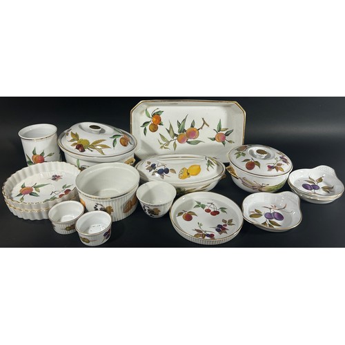 94 - A mixed quantity of Royal Worcester Evesham pattern porcelain dinnerwares (quantity)