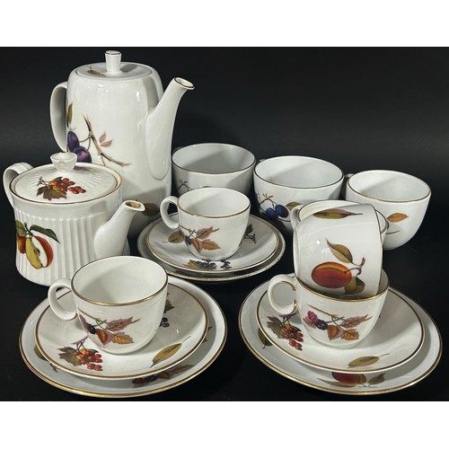 94 - A mixed quantity of Royal Worcester Evesham pattern porcelain dinnerwares (quantity)