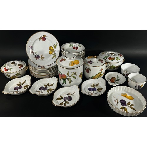 95 - A mixed quantity of Royal Worcester porcelain dinner wares (quantity)