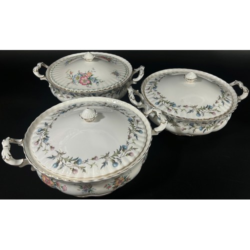 101 - Mixed dinnerwares to include a Masons iron stone lidded tureen, Royal Winton teawares, Royal Albert ... 