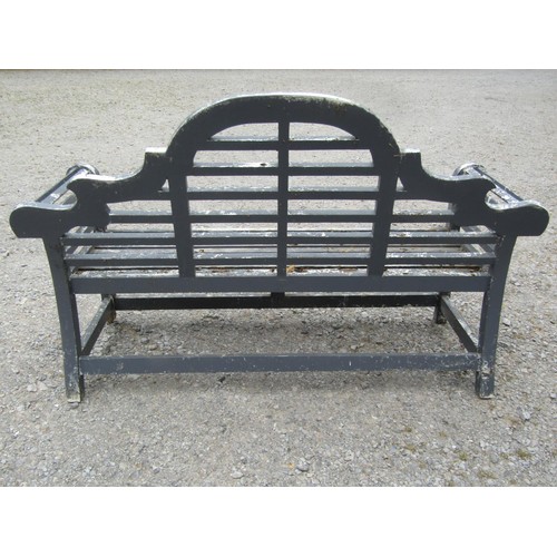 1152 - A painted and weathered teak Lutyens style garden bench, 165 cm long (af)