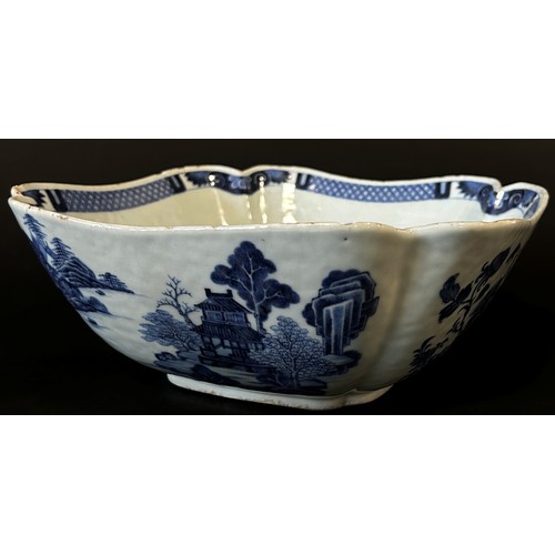 125 - A large late 18th/early 19th century Chinese export blue and white porcelain bowl of pinched squared... 