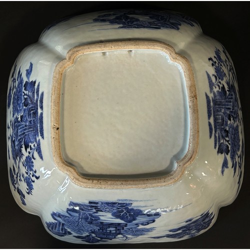 125 - A large late 18th/early 19th century Chinese export blue and white porcelain bowl of pinched squared... 