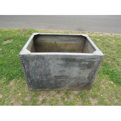 1236 - A reclaimed heavy gauge rectangular water tank with pop riveted seams, 61 cm high x 90 cm long x 67 ... 