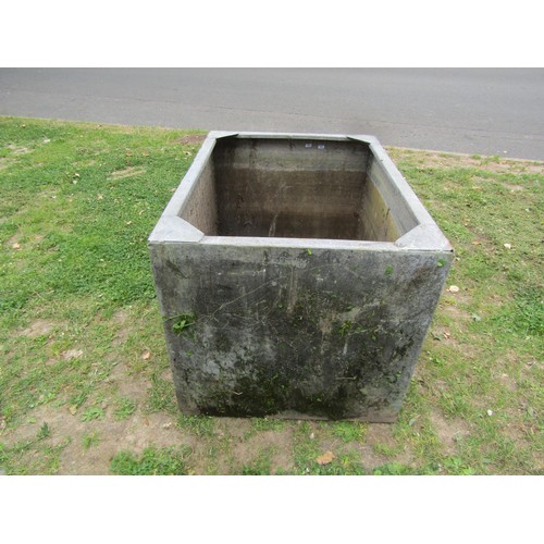 1236 - A reclaimed heavy gauge rectangular water tank with pop riveted seams, 61 cm high x 90 cm long x 67 ... 