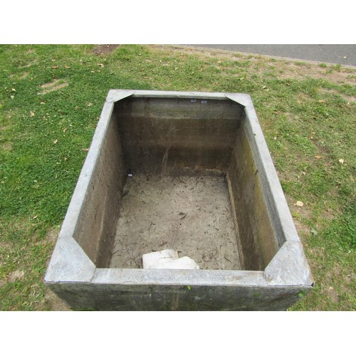 1236 - A reclaimed heavy gauge rectangular water tank with pop riveted seams, 61 cm high x 90 cm long x 67 ... 