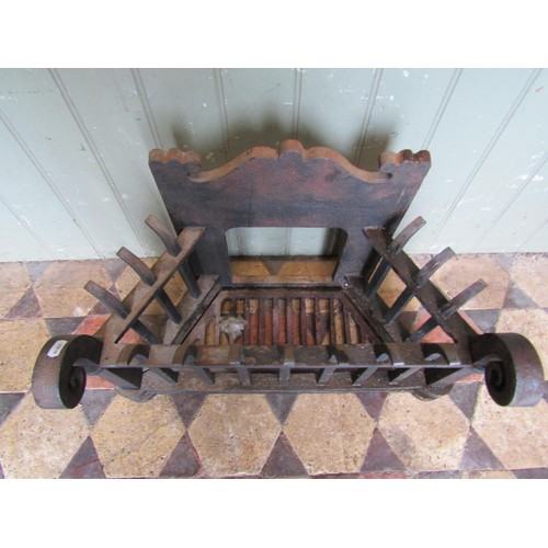 1272 - A small heavy gauge fire basket with canted sides, scrolled finials and open vertical rails, 40 cm h... 