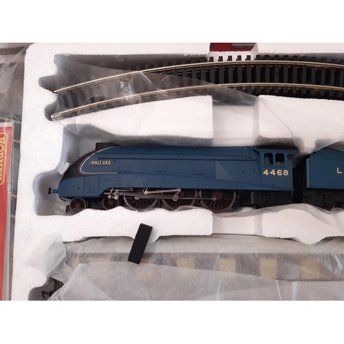 854 - 00 gauge Hornby box set R1202 'The Mallard Pullman' comprising locomotive, tender and 2 coaches, tra... 