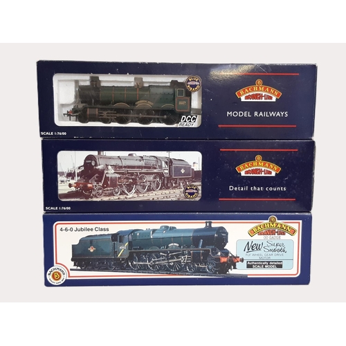 868 - Three 00 gauge 4-6-0 steam locomotives by Bachmann in BR Green comprising 32-500 Standard Class, 32-... 