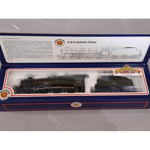 868 - Three 00 gauge 4-6-0 steam locomotives by Bachmann in BR Green comprising 32-500 Standard Class, 32-... 