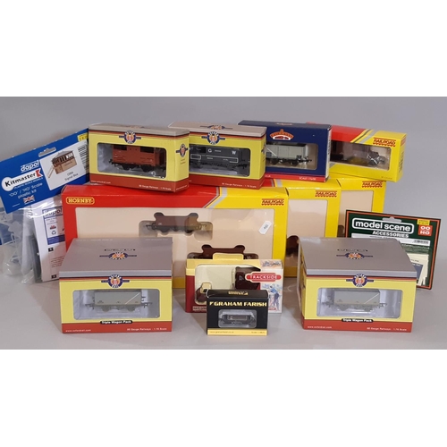 869 - A collection of boxed 00 gauge rolling stock and kits including 2 x Oxford Triple Wagon packs, 3 x H... 