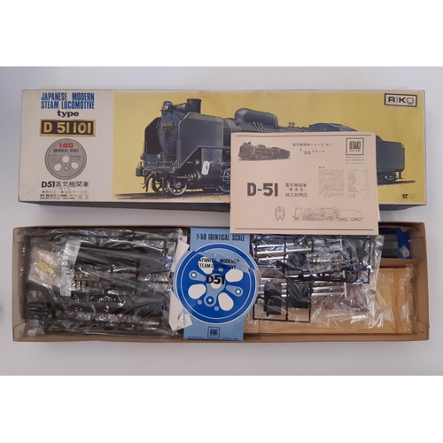 878 - 8 vintage model vehicle kits comprising 1:16 scale Steam Traction engine by Bandai, 1:50 scale Japan... 