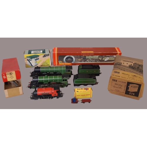 895 - A mixed railway lot of 00 gauge locomotives and lineside accessories including 2 x R315 Class B17 Ma... 