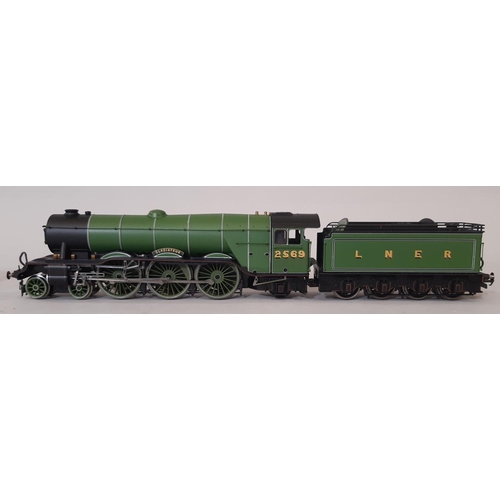 895 - A mixed railway lot of 00 gauge locomotives and lineside accessories including 2 x R315 Class B17 Ma... 