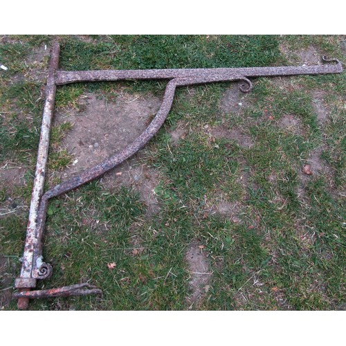 1232 - An antique wrought iron inglenook fireplace bracket with simple scroll detail, 114 cm x 92 cm