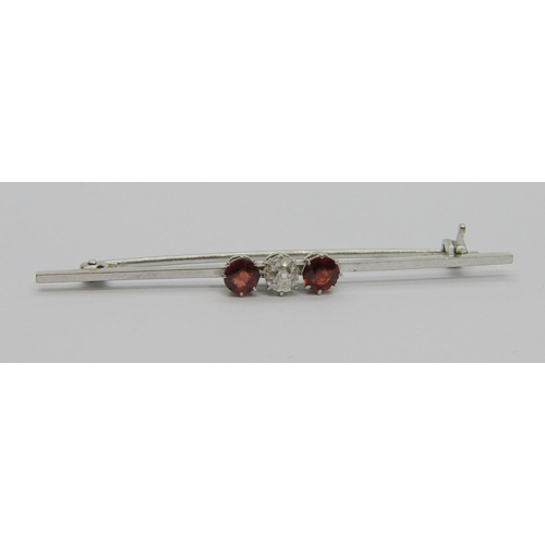 260 - Early 20th century 14ct white gold three stone bar brooch claw set with a diamond and two garnets, s... 