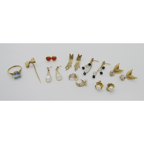 286 - Mixed group of 9ct jewellery to include a blue spinel dress ring, a bow stick pin set with a pearl a... 