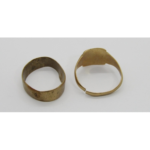 287 - Two 9ct rings, 6.9g total (both af)