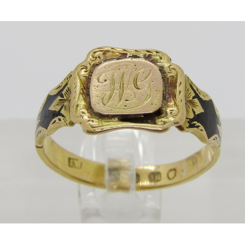 318 - Mid-Victorian 18ct mourning ring with engraved initials 'W.G', the black enamelled shank reading 'IN... 