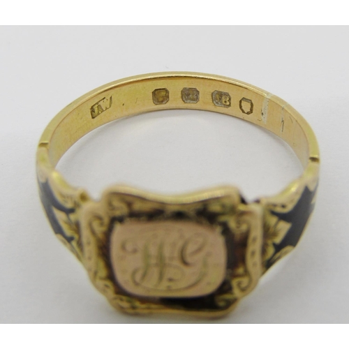 318 - Mid-Victorian 18ct mourning ring with engraved initials 'W.G', the black enamelled shank reading 'IN... 