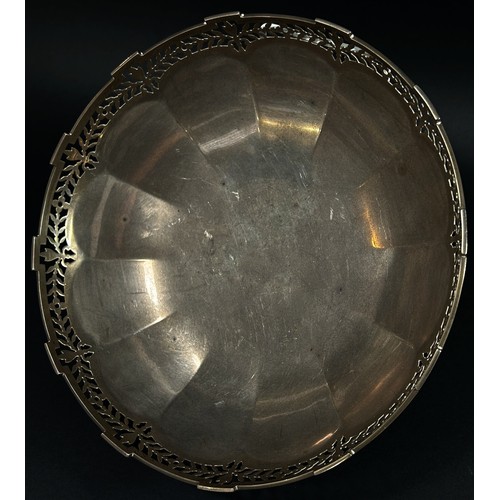 223 - A silver fruit bowl with a pierced rim, raised on a circular foot, Birmingham 1922, maker Marcus Bea... 