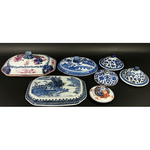 82 - A collection of mixed 18th century and later mostly Chinese blue and white porcelain tureen and pot ... 