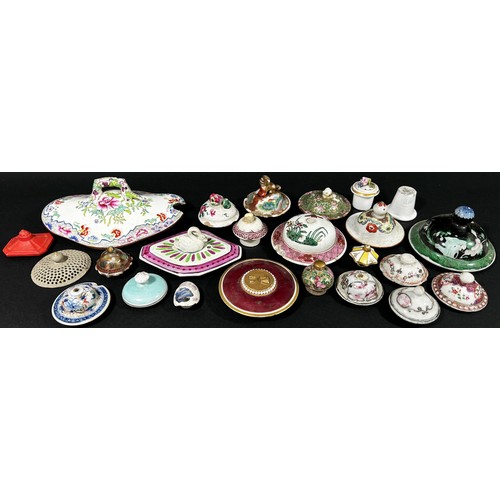 84 - A large and wide ranging collection of 18th century and later porcelain pot lids, Chinese, Cantonese... 