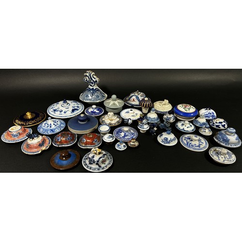 84 - A large and wide ranging collection of 18th century and later porcelain pot lids, Chinese, Cantonese... 