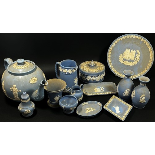 136 - A mixed collection of blue and white Wedgwood jasperware and other transfer printed blue and white c... 