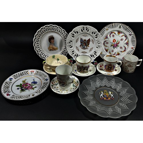 137 - A mixed collection of porcelain and ceramics, decorative plates and mugs, mostly commemorative