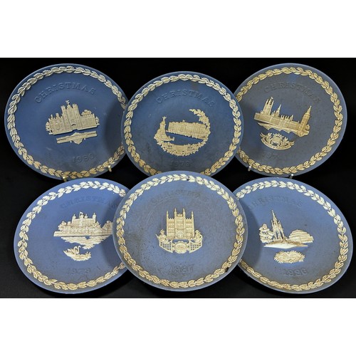 136 - A mixed collection of blue and white Wedgwood jasperware and other transfer printed blue and white c... 