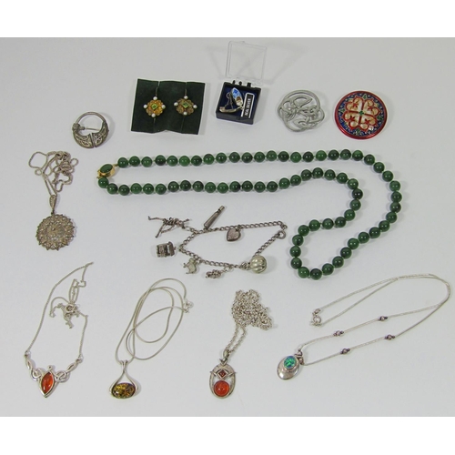 339 - Mixed lot of jewellery to include a nephrite bead necklace with silver gilt clasp, three silver ambe... 