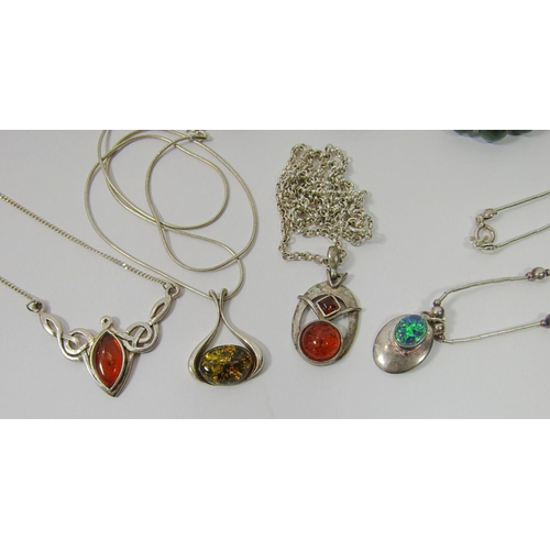 339 - Mixed lot of jewellery to include a nephrite bead necklace with silver gilt clasp, three silver ambe... 