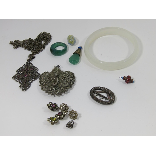 352 - Mixed lot of jewellery to include a Chinese Tian-tsui pendant, a peacock brooch set with marcasite, ... 