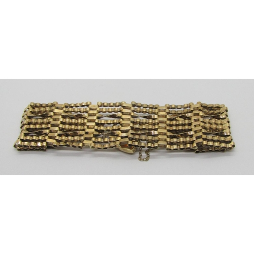 324 - 9ct twisted gate link bracelet, maker 'ASJ', London 1978, 16.4g