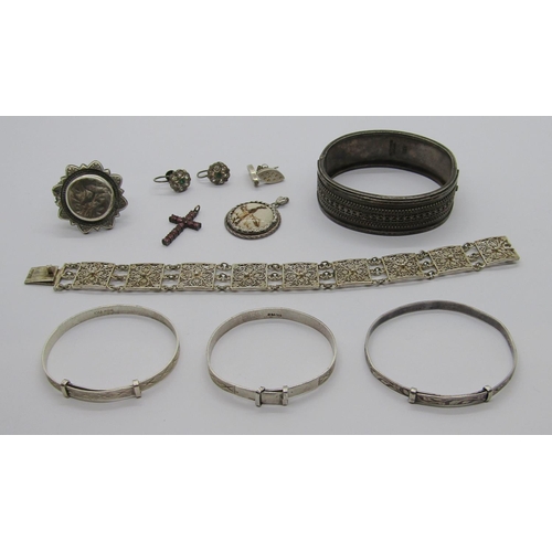 329 - Mixed group of silver jewellery to include an Aesthetic Movement hinged bangle stamped 'Standard Sil... 