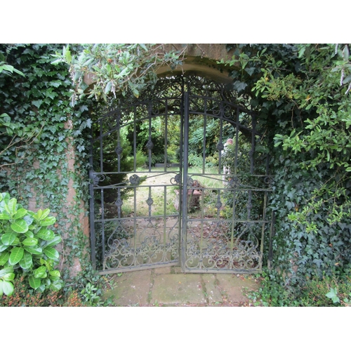 1090 - A tall pair of good quality contemporary garden gates, 215 x 196cm.

From the collection of a privat... 