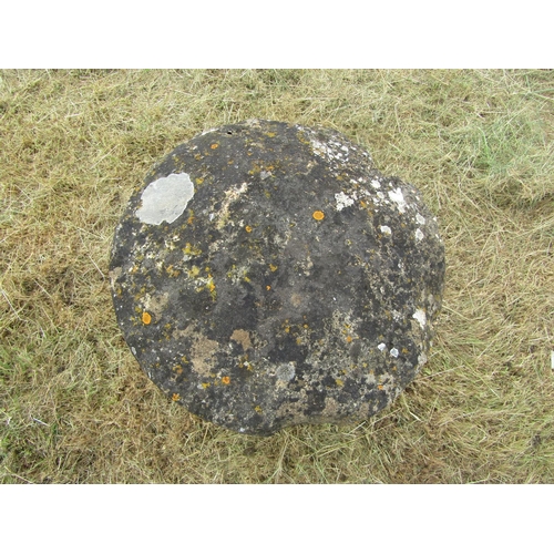 1116 - A weathered natural staddle stone and cap (2) 55 cm high, 55cm cap diameter

From the collection of ... 