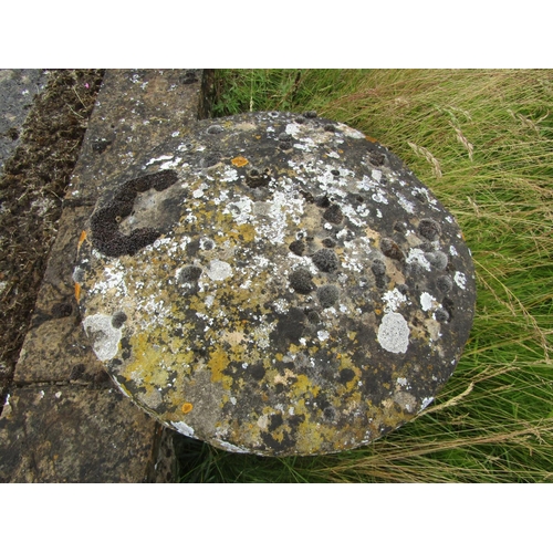 1122 - A weathered natural staddle stone and cap (2) 74 cm high, 60cm cap diameter

From the collection of ... 