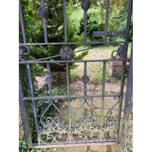 1090 - A tall pair of good quality contemporary garden gates, 215 x 196cm.

From the collection of a privat... 