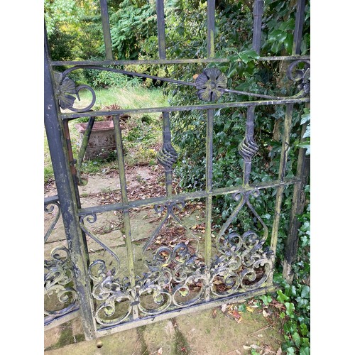 1090 - A tall pair of good quality contemporary garden gates, 215 x 196cm.

From the collection of a privat... 